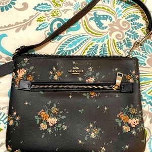 Coach Gallery Pouch With Rose Bouquet Print